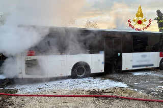 San Benedetto - In fiamme due autobus in un parcheggio, vigili del fuoco domani il rogo